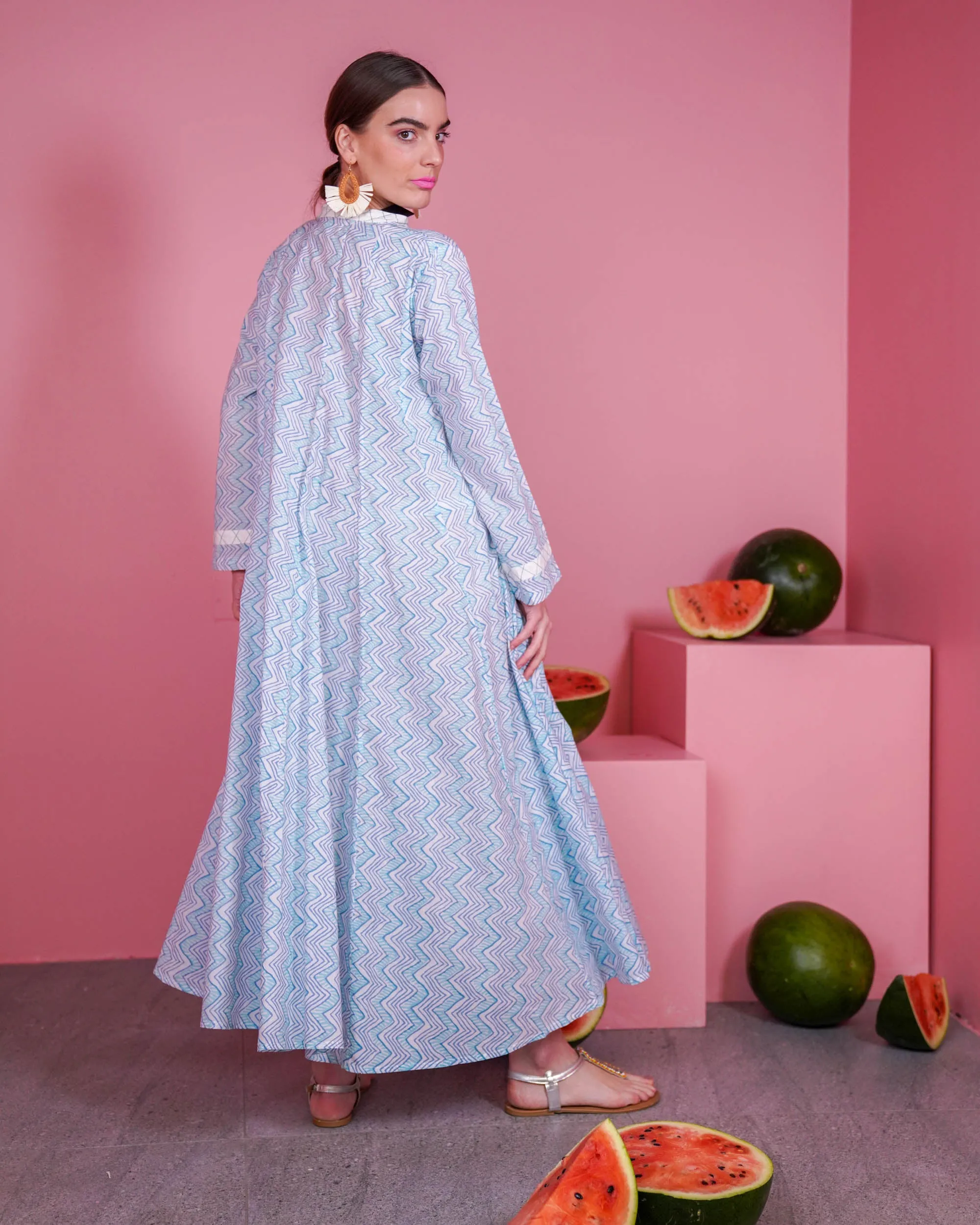 Embroidered collar and front lines and button style with klosh design and long sleeves cotton kaftan 2595 - قفطان