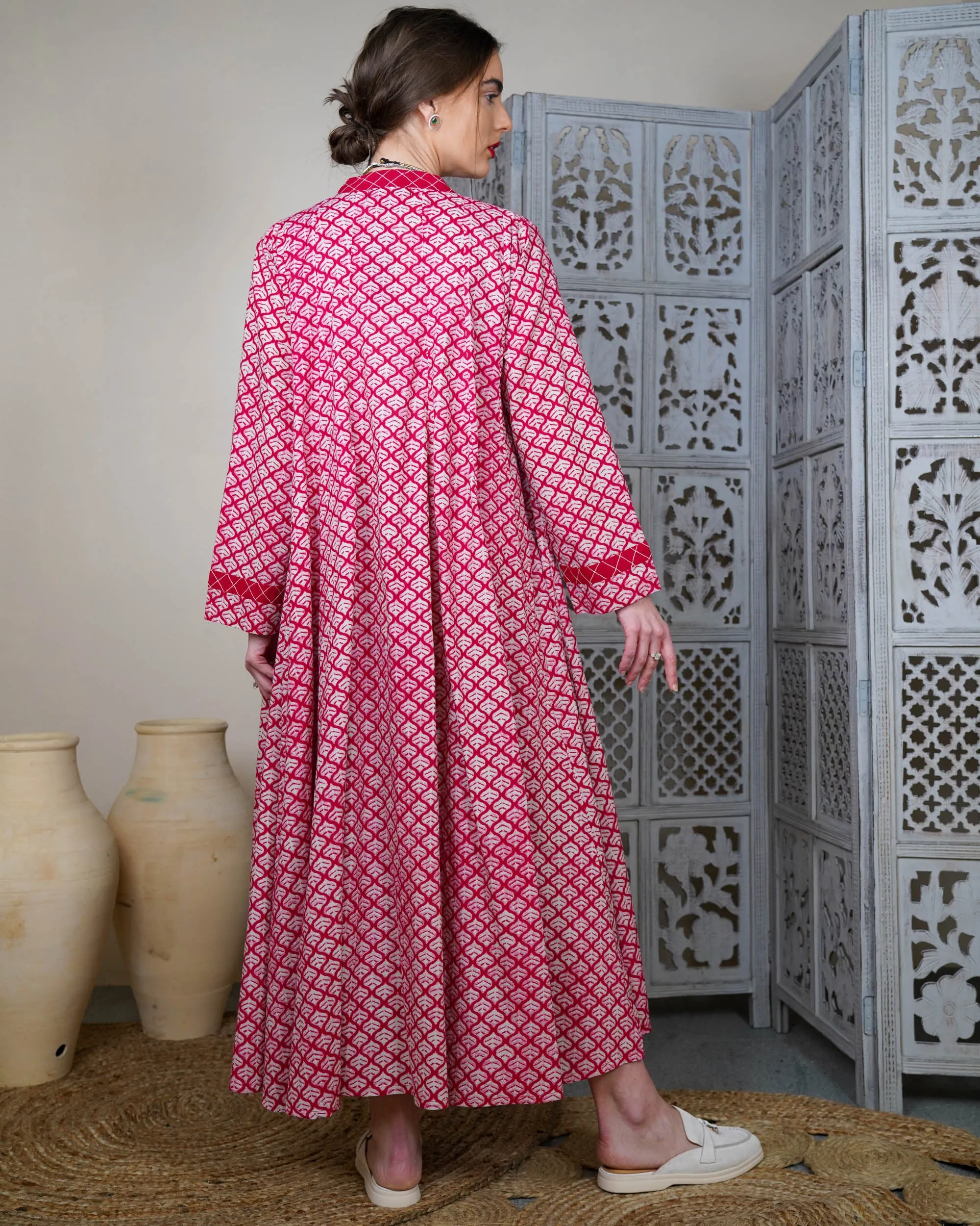 Embroidered collar and front lines and button style with klosh design and long sleeves cotton kaftan 2595 - قفطان