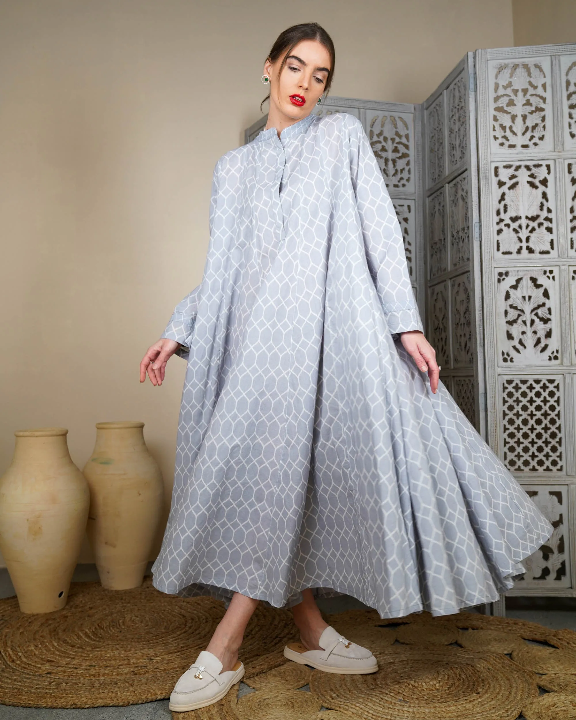 Embroidered collar and front lines and button style with klosh design and long sleeves cotton kaftan 2595 - قفطان