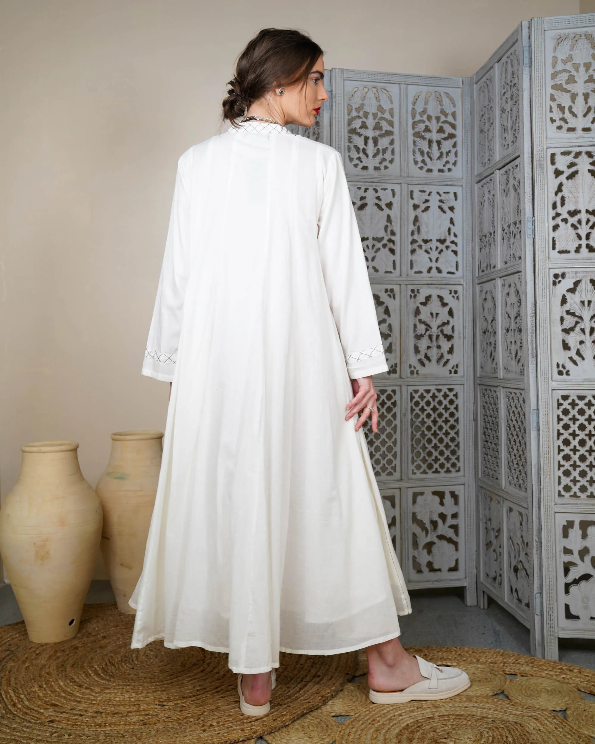 Embroidered collar and front lines and button style with klosh design and long sleeves cotton kaftan 2595 - قفطان