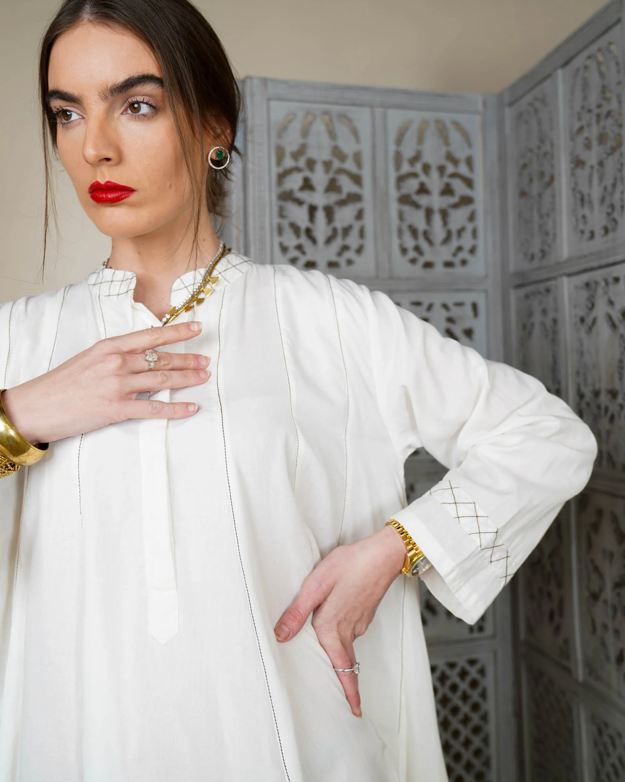 Embroidered collar and front lines and button style with klosh design and long sleeves cotton kaftan 2595 - قفطان