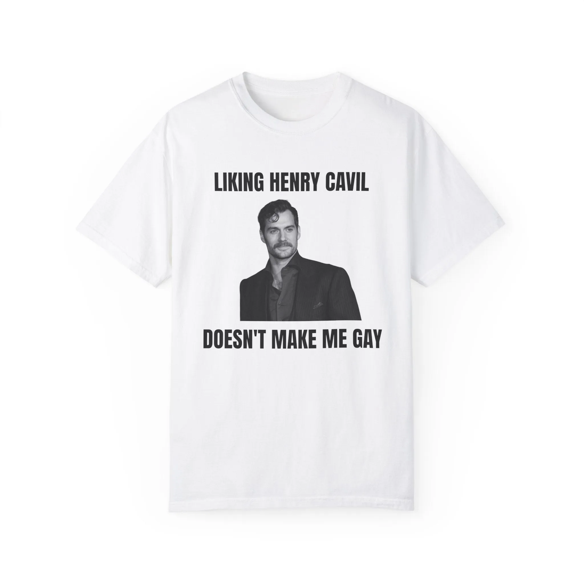 Liking Henry Cavil doesn't make me gay T-shirt